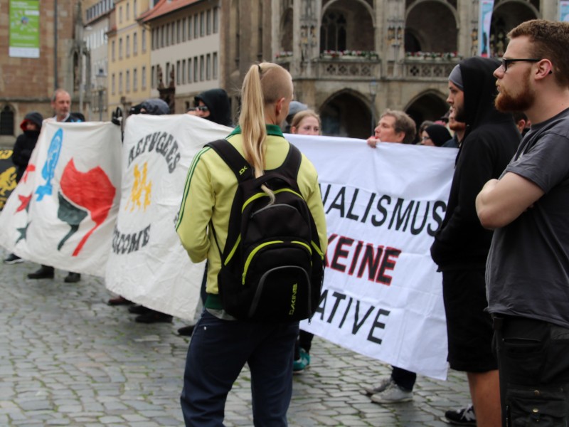 Gegendemonstranten auf dem Altstadtmarkt.