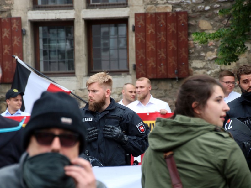 Polizei schirmte die Rechtsextremisten von den Gegendemonstranten ab.