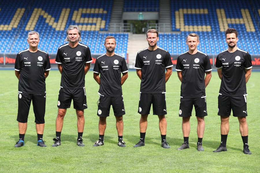 Beim Trainingsauftakt schon als Co-Trainer dabei: Marc Pfitzner (4.vl.).