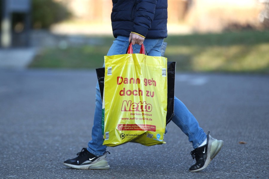 Ein Mann hat eine Plastiktüte auf einem Parkplatz entdeckt – und die hatte es im wahrsten Sinne des Wortes in sich! (Symbolbild)