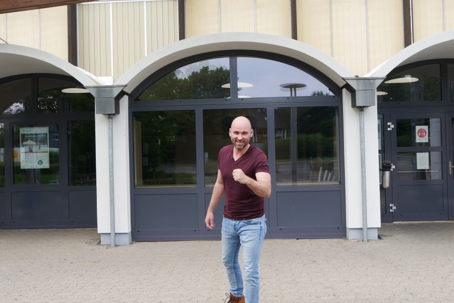 Stefan Ott von Geronimo Events vor der Eissporthalle. Er freut über das Public Viewing in Salzgitter.