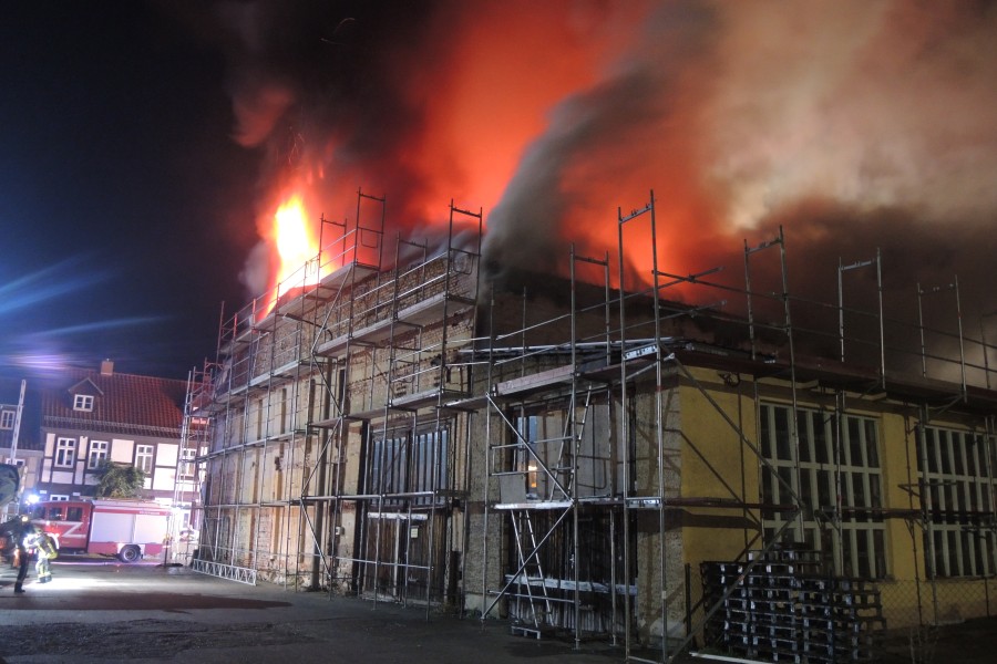 Bei den Löscharbeiten in Quedlinburg sind zwei Feuerwehrmänner verletzt worden.