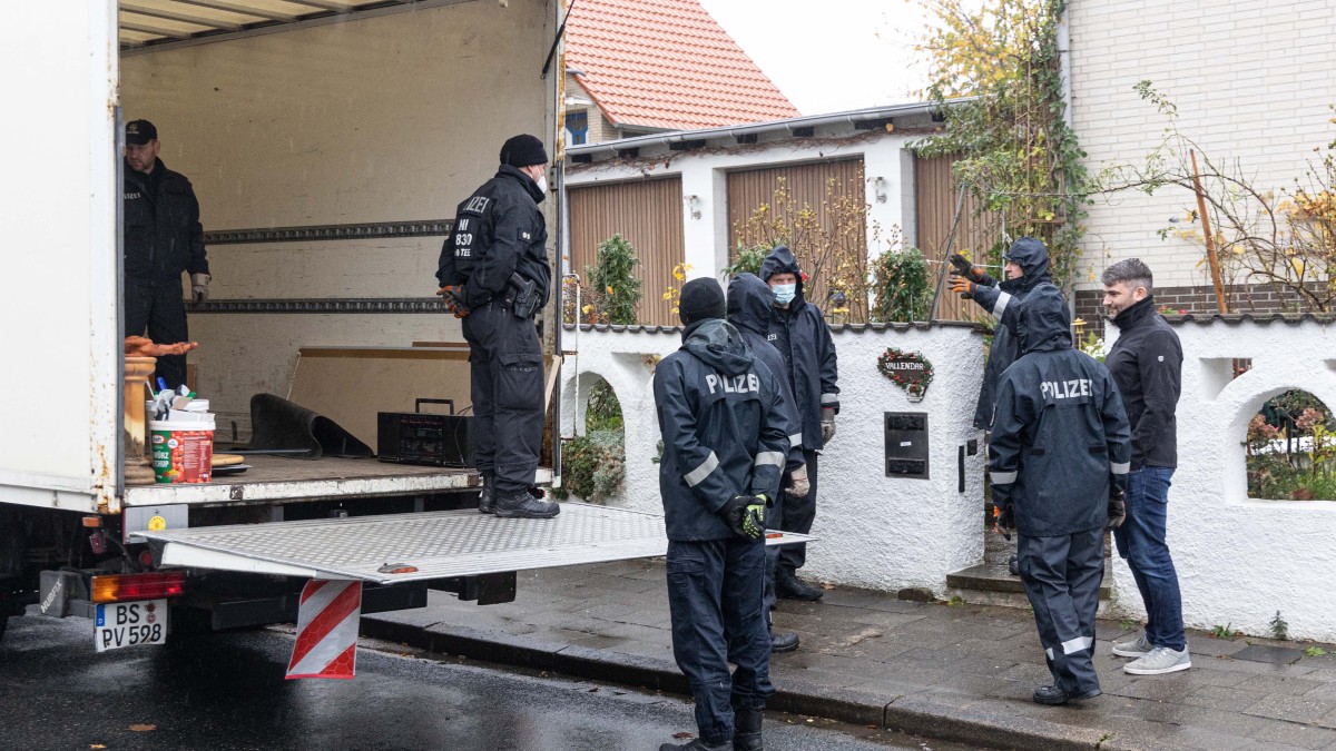 Experten suchten nach der Leiche von Ingrid B. aus Salzgitter. Langsam wird wieder eingepackt. Experten suchten nach der Leiche von Ingrid B. aus Salzgitter. Langsam wird wieder eingepackt.