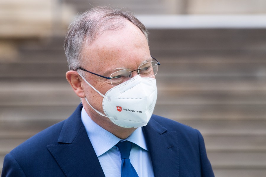 Niedersachsens Ministerpräsident Stephan Weil hat sich mit Corona infiziert. (Archivbild)