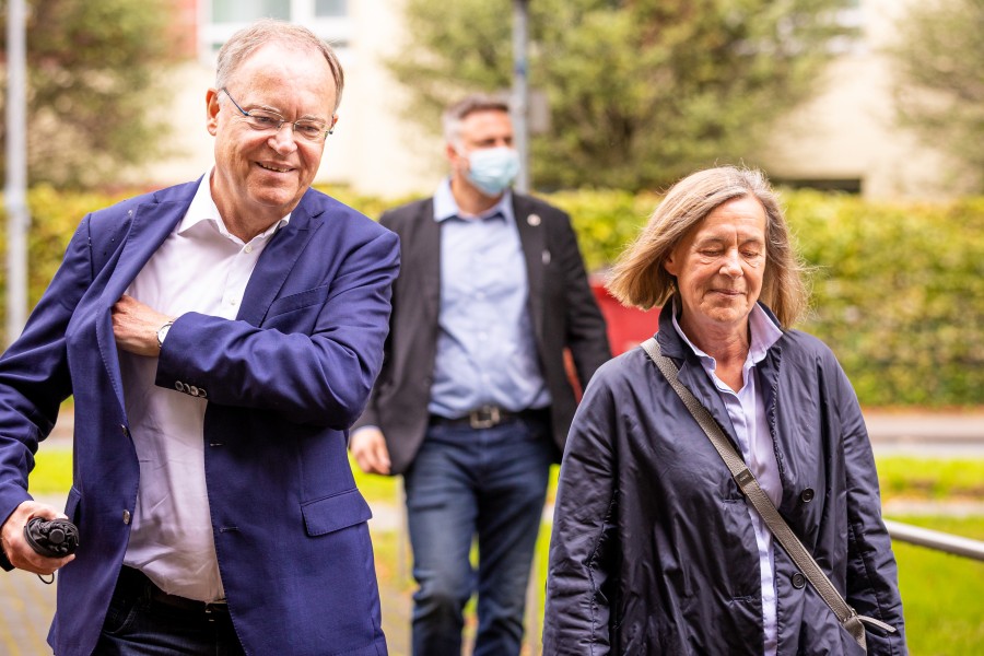 Stephan Weil (SPD), Ministerpräsident von Niedersachsen, geht gemeinsam mit seiner Ehefrau Rosemarie Kerkow-Weil zur Stimmabgabe für die Kommunalwahlen in Niedersachsen zu einem Wahllokal. 