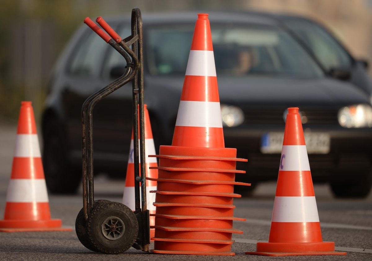 Symbolbild Bauarbeiten Straßensperrung Verkehr Baustelle