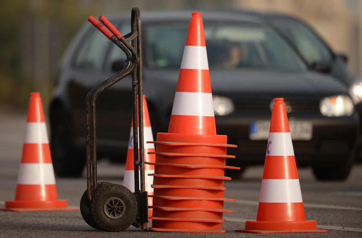 Symbolbild Bauarbeiten Straßensperrung Verkehr Baustelle