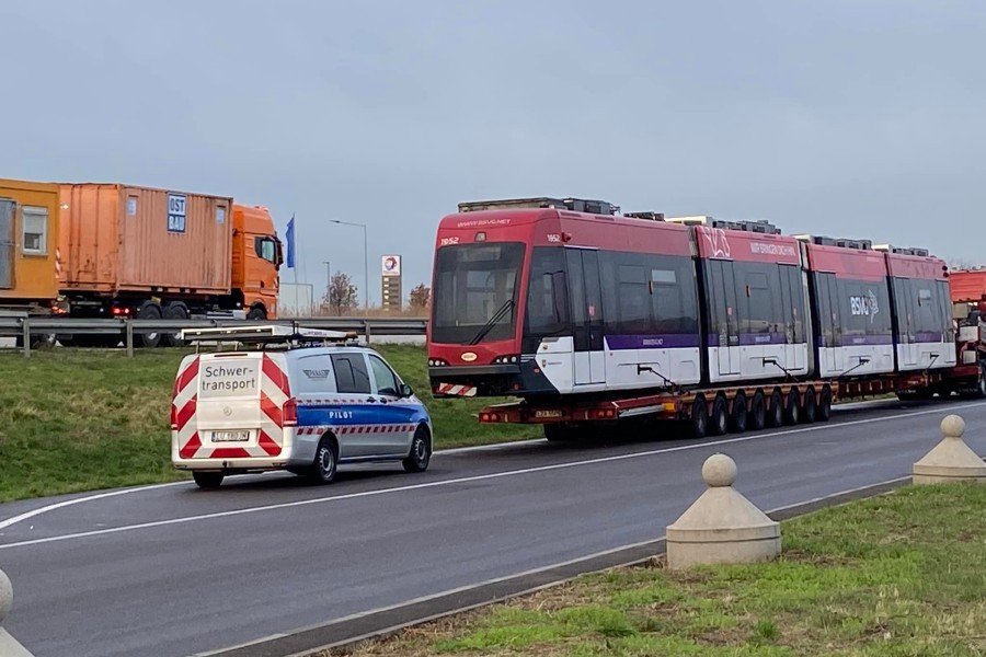 Sieht man nicht alle Tage: Eine Tram der BSVG auf der Autobahn. 