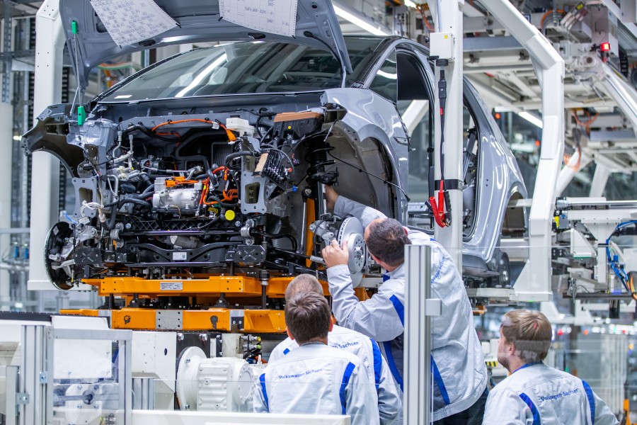 Viele VW-Mitarbeiter aus Wolfsburg müssen sich auf Kurzarbeit und Schichtausfall einstellen. (Symbolbild)