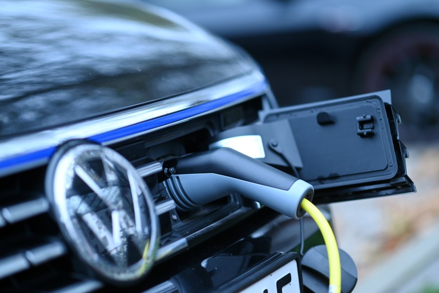 VW E-Auto während des Ladevorgangs