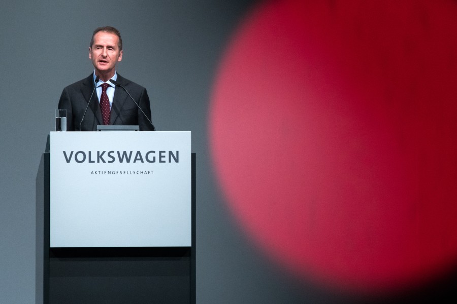 Zum ersten Mal seit drei Jahren hat VW sein Vergütungssystem verändert. Den Vorständen rund um VW-Chef Herbert Diess drohen Abzüge – aber auch Zuschläge.  (Archivbild)