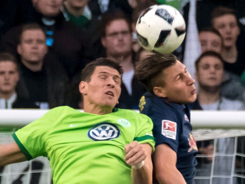 VfL-Stürmer Mario Gomez im Kopfballduell mit Leipzigs Willi Orban.