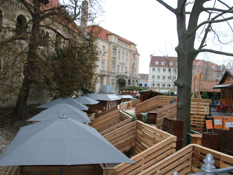 Die Flöße im Burggraben können auch für Veranstaltungen gemietet werden.