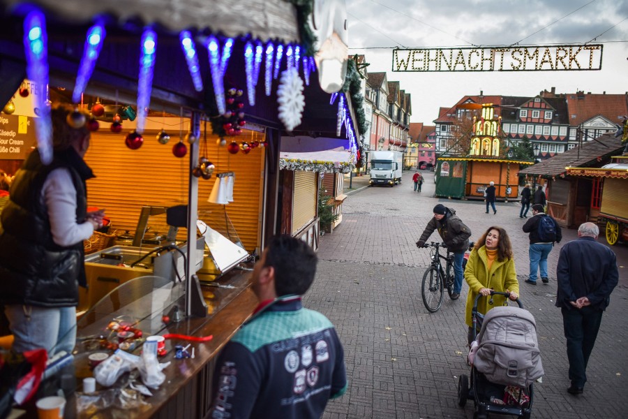 Aufbauarbeiten für den Weihnachtsmarkt. (Archivbild)