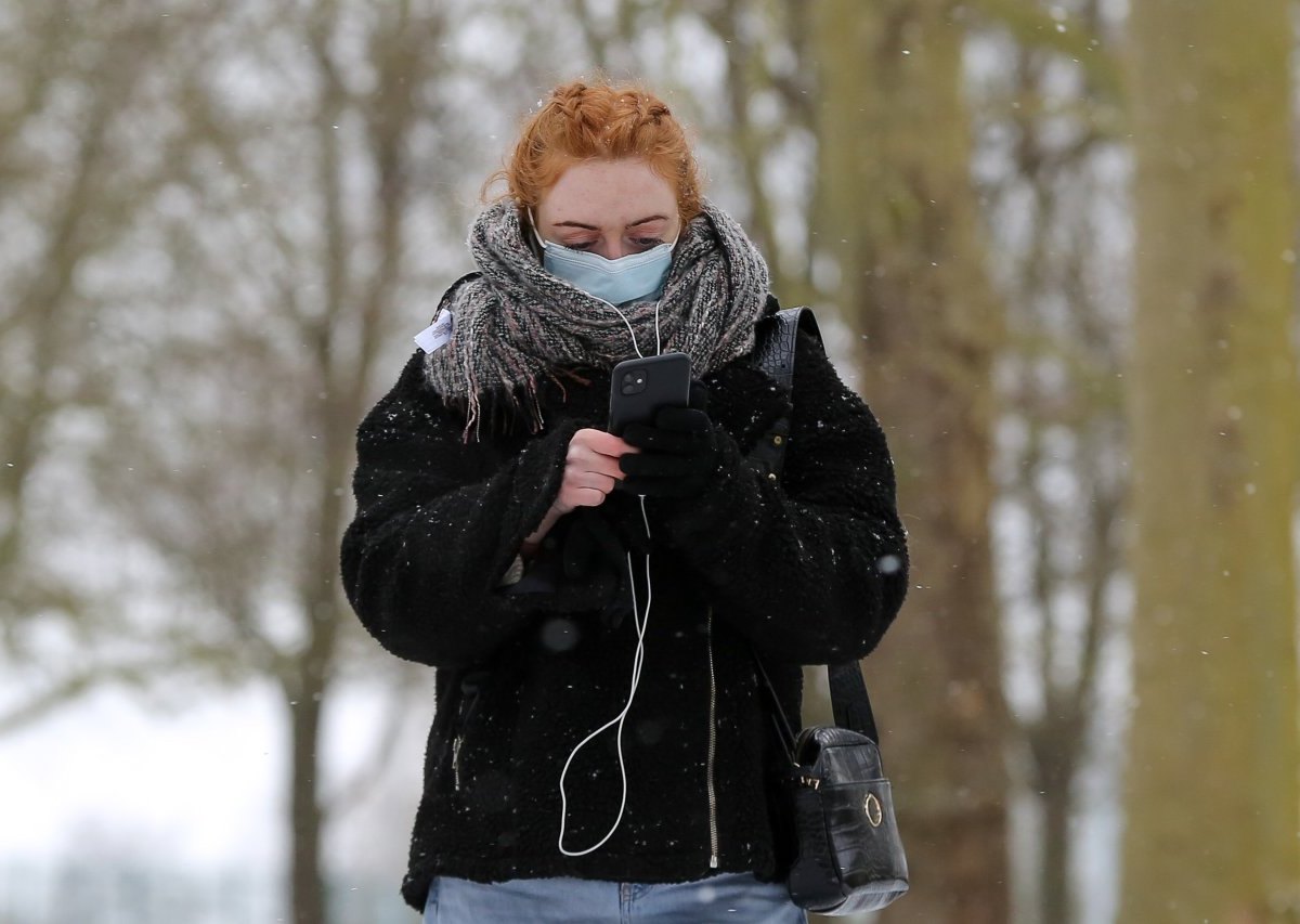 Wetter Niedersachsen Frau Schnee Flocken