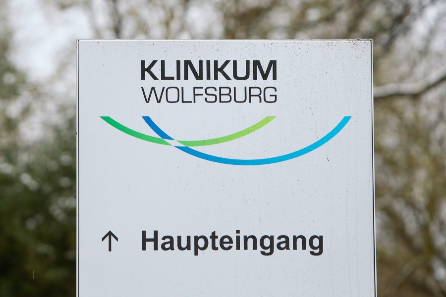 Der 24-Jährige wurde nach der Attacke im Klinikum Wolfsburg behandelt. (Symbolbild). 