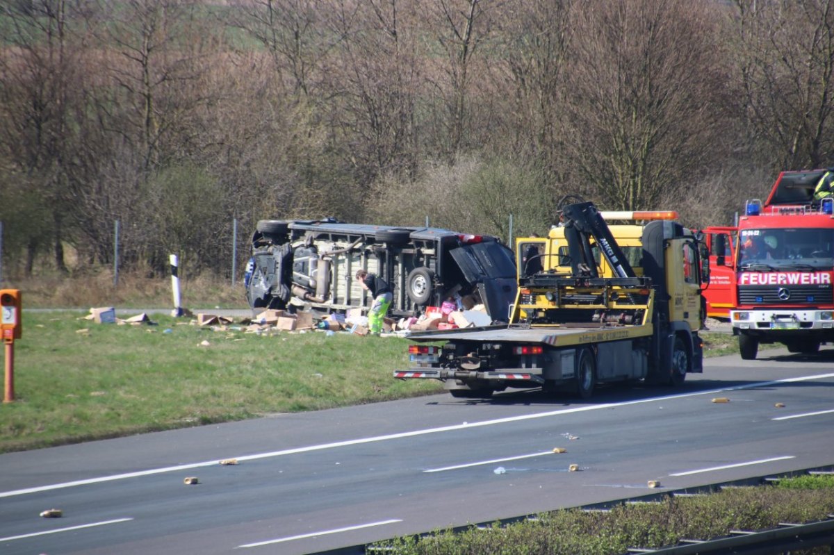 a2 unfall abschlepper laster umgekippt.jpg