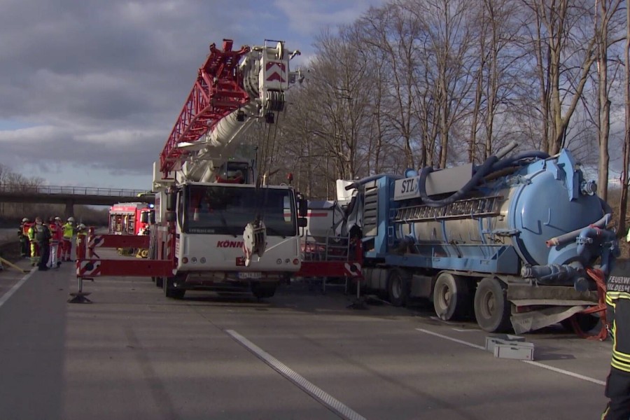 Bergungsarbeiten auf der A7 bei Hannover. 