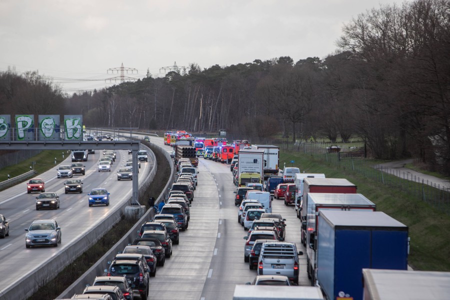 Auf der A39 bei Wolfsburg geht ab nächster Woche nichts. Pendler sollen die Umleitung nutzen. (Symbolbild)