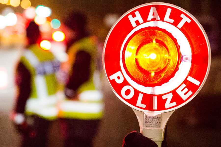 Ganz so einfach ließ sich der Mann nicht stoppen. (Symbolbild), Die Polizei bittet diese Verkehrsteilnehmer sich unter 05331/9330 zu melden. (Symbolbild)