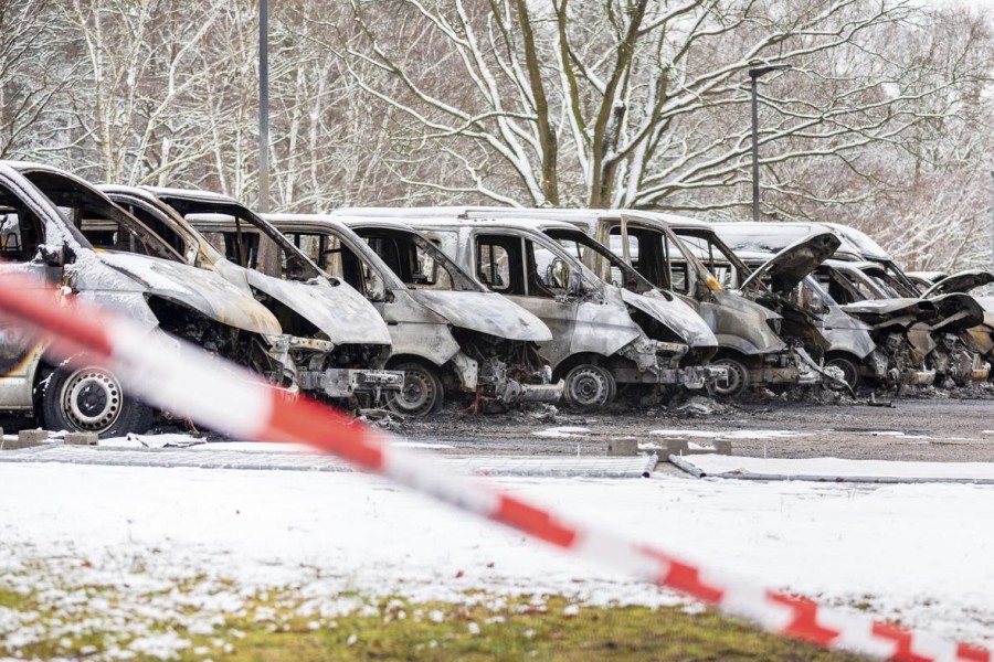 Braunschweig: Mehrere ausgebrannte Fahrzeuge stehen auf dem Gelände der Landesaufnahmebehörde Niedersachsen Standort in Braunschweig. 