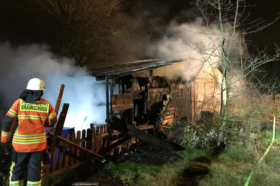 Am Abend stand eine Gartenlaube in Braunschweig im Vollbrand. 