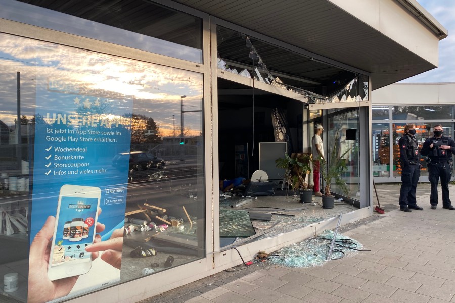 Durch dieses Fenster war das Auto gefahren.