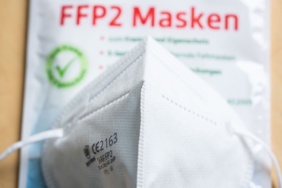 Ab sofort musst du unter anderem in Geschäften FFP2- oder OP-Masken tragen. (Symbolbild)