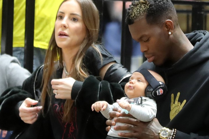 Dennis Schröder mit Freundin Ellen und Söhnchen Dennis Malick Junior in der Volkswagen Halle Braunschweig.