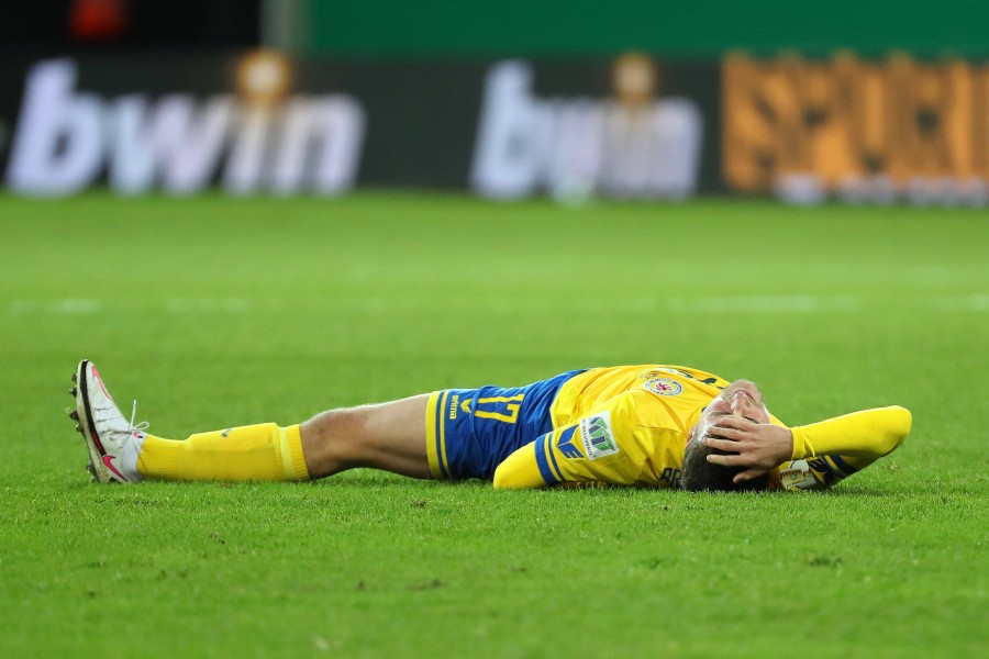 Eintracht Braunschweigs Yari Otto liegt nach der Pokal-Niederlage gegen Dortmund auf dem Rasen. 