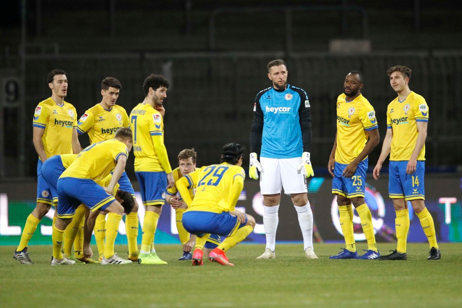 Eintracht Braunschweig hat am Sonntag erneut ein wichtiges Spiel vor der Brust. Gleichzeitig versucht der Verein jetzt, den Streit mit den Ultras etwas zu entschärfen... (Archivbild)