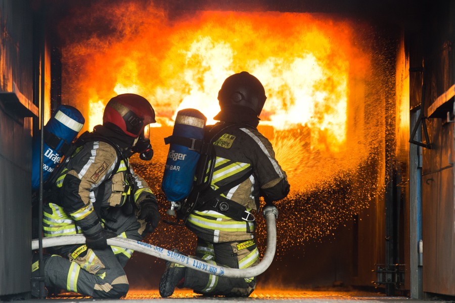 Das Feuer richtete einen hohen Schaden an. (Symbolbild)