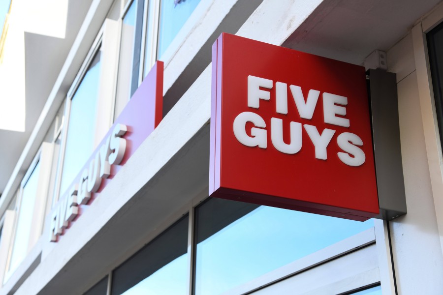 Die Fastfood-Kette „Five Guys“ kommt in die Designer Outlets Wolfsburg. 