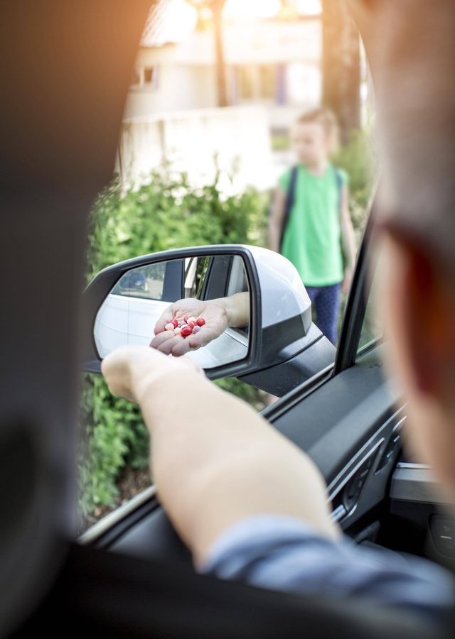 fremder mann lockt kind auto