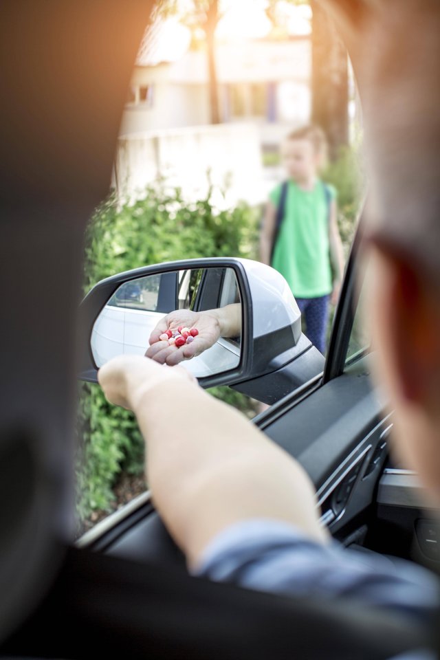 fremder mann lockt kind auto