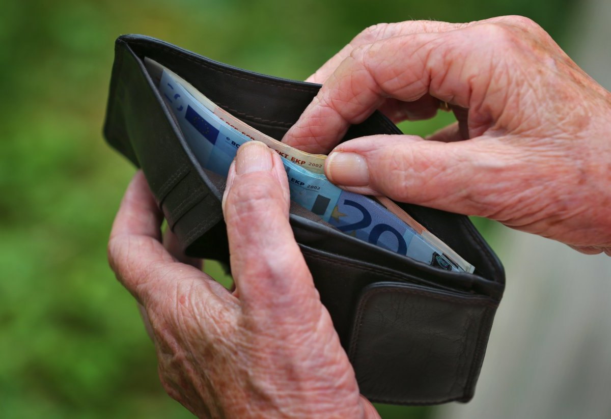 geldscheine frau rentnerin seniorin