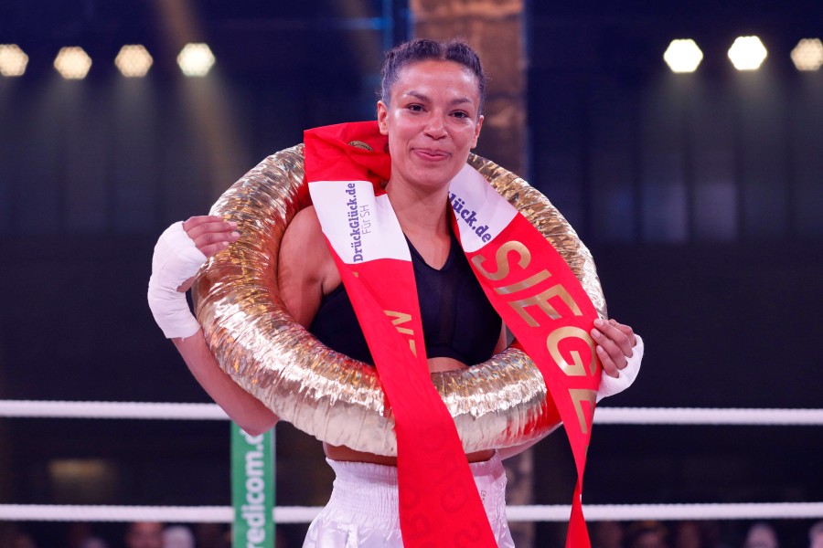 Gisele Oppermann beim großen Sat.1 Promiboxen. 