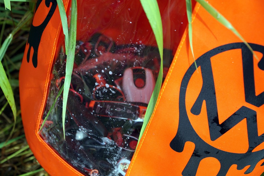 Zahlreiche Zündschlüssel liegen in einem Sack. Greenpeace-Aktivisten hatten sie aus den auf dem VW-Verladeparkplatz eingesammelt. 