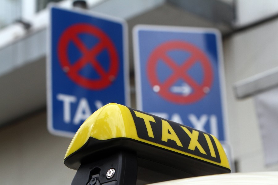 Ein Polizist soll ein Taxi-Halteschild so manipuliert haben, dass ein Autofahrer einen Strafzettel kassierte. (Symbolbild)