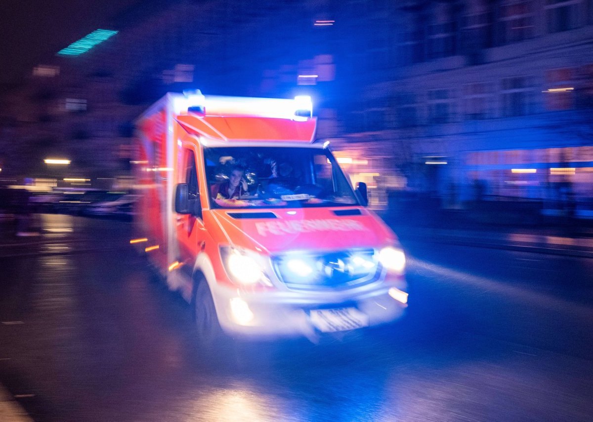 Braunschweig Feuerwehrwagen fährt mit Blaulichtjpg