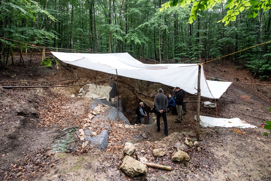 Ein Plane ist bei Ausgrabungen an der Einhornhöhle zur Erforschung des Neandertalers über der Fundstelle eingerichtet. Die Forscher suchen an der Einhornhöhle nach Spuren der Neandertaler. 