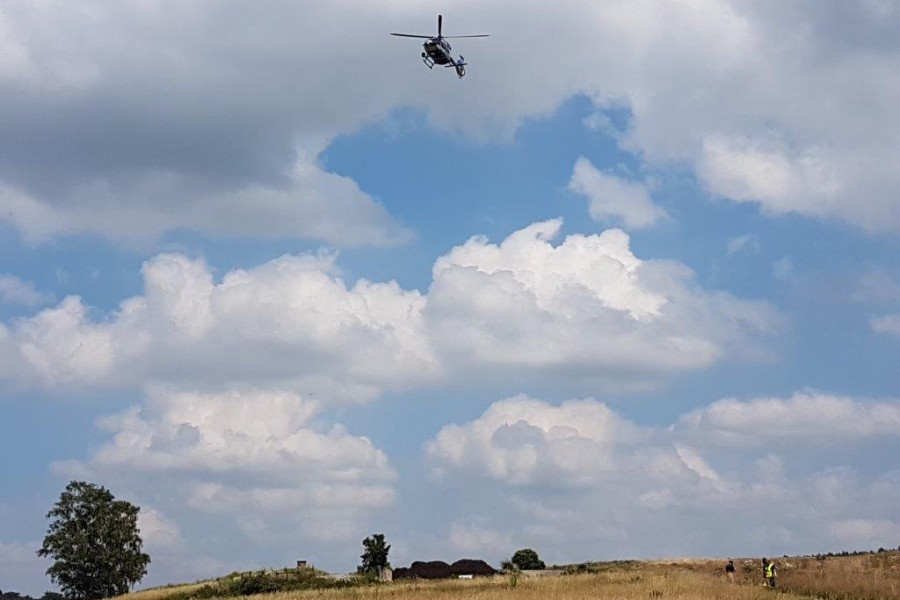 Ein Polizeihubschrauber ist im Harz im Einsatz. Hintergrund ist eine Havarie im Freibad Derenburg.