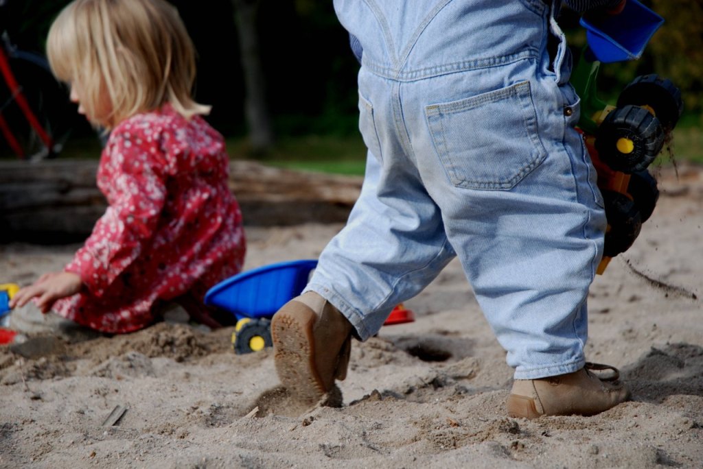 Kinder auf dem spielplatz