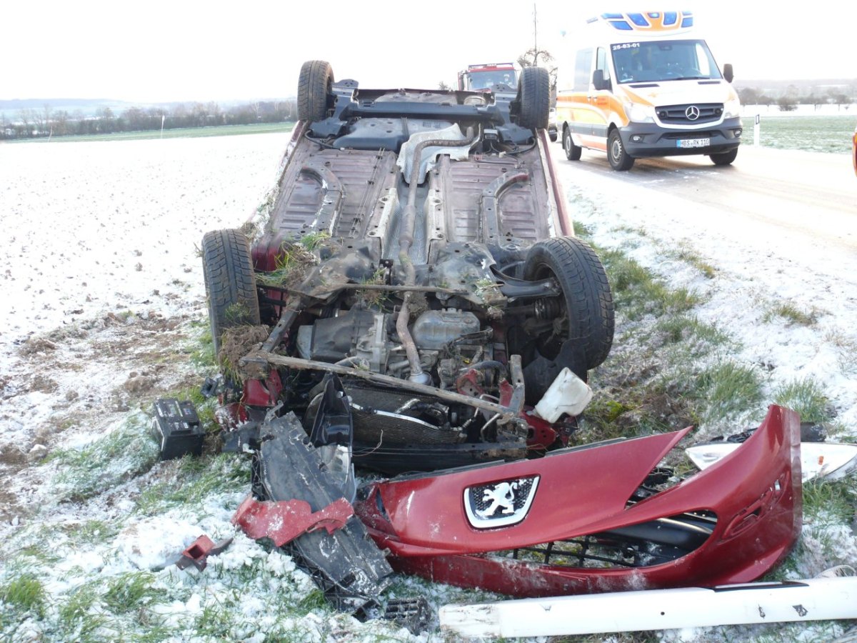 harz unfall schauen auto dach schnee glätte