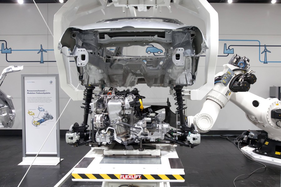 Bei VW ersetzen immer mehr Roboter das traditionelle Handwerk der Mitarbeiter. (Archivbild)