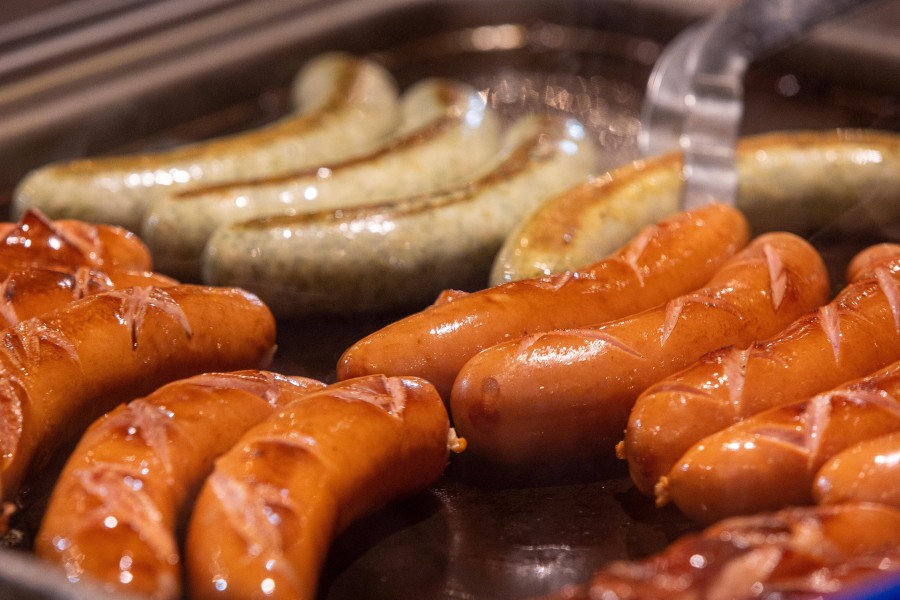 Auf dem Mini-Weihnachtsmarkt bekommt man die in Braunschweig wohlbekannte Fichtelmann-Bratwurst. (Symbolbild)