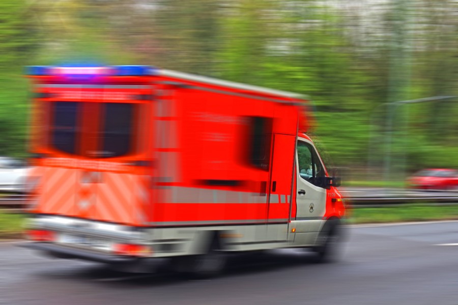 Der Fahrer des Unfallwagens musste ebenfalls ins Krankenhaus gebracht werden. (Symbolbild)