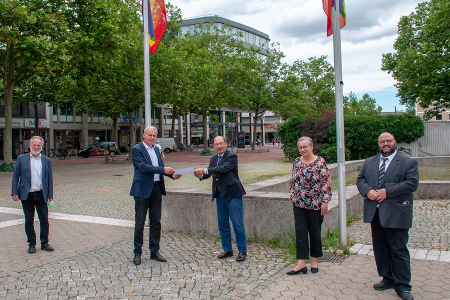 Im Bild (v.l.): Götz Stehr (Leiter Geschäftsbereich Grün), Kai-Uwe Hirschheide, Michael Fürst, Iris Bothe, Yakov Yosef Harety (Orthodoxe Jüdische Gemeinde zu Wolfsburg). 