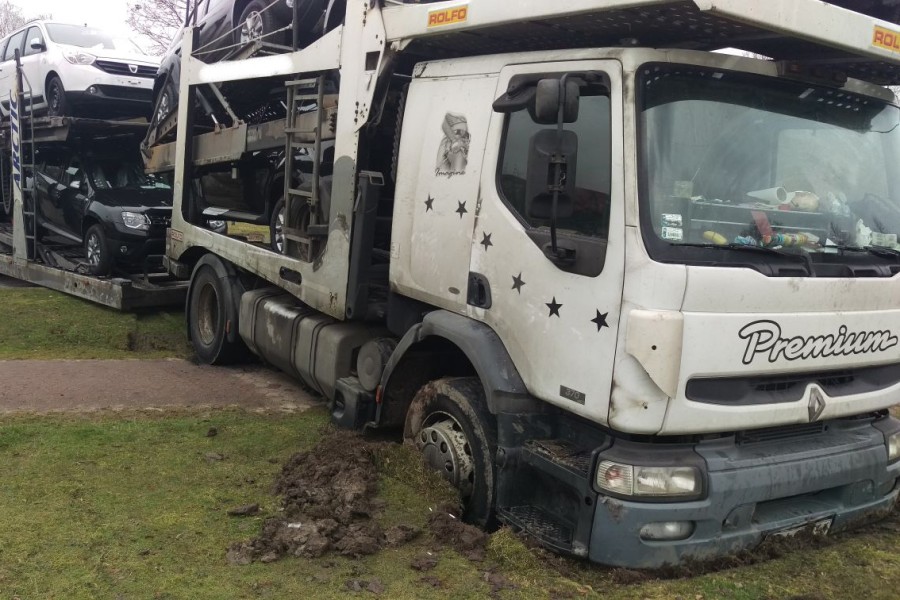 Der Lkw ist bis zu beiden Achsen versunken.