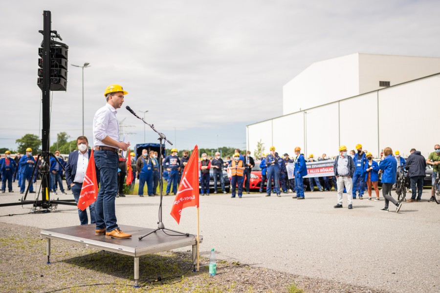 Nico Bloem, Betriebsratsvorsitzender der Meyer-Werft, spricht zur Belegschaft.